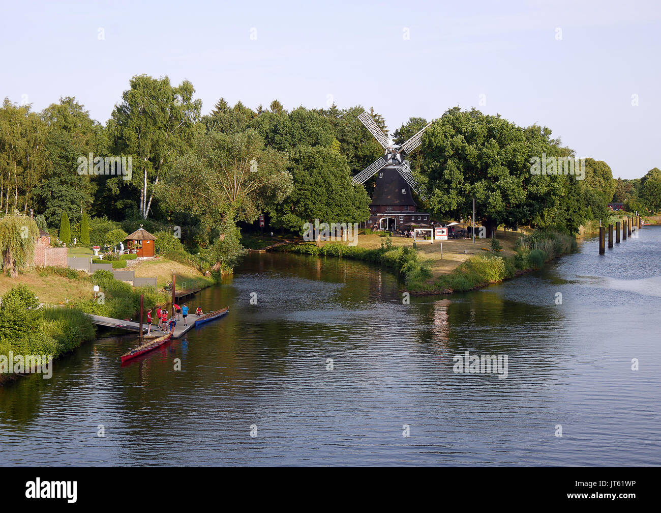 Meppen Mühle befindet sich in der Entfernung mit Leuten aus ruderclub auf der linken Seite des Fotos. Stockfoto