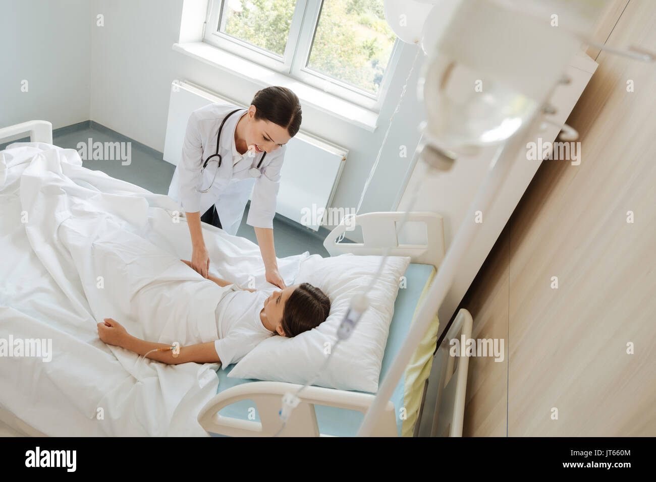 Freundliche nette Krankenschwester auf der Suche nach Ihrer Patienten Stockfoto