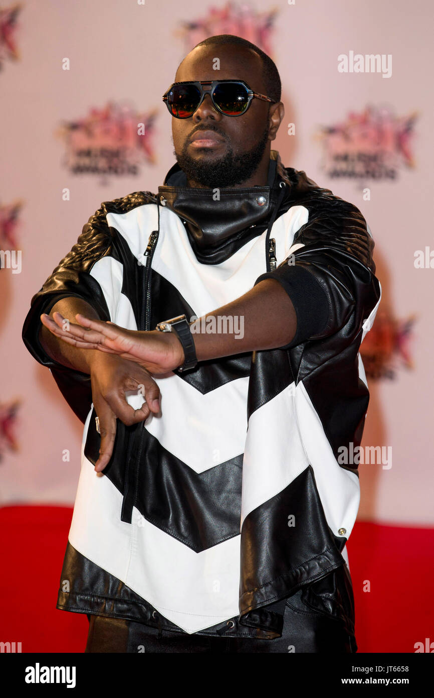 Cannes (Frankreich), Convention Center 'Palais des Festivals' auf 2015/11/07: Sänger Maitre Gims Teilnahme an NRJ Music Awards 2015. Stockfoto