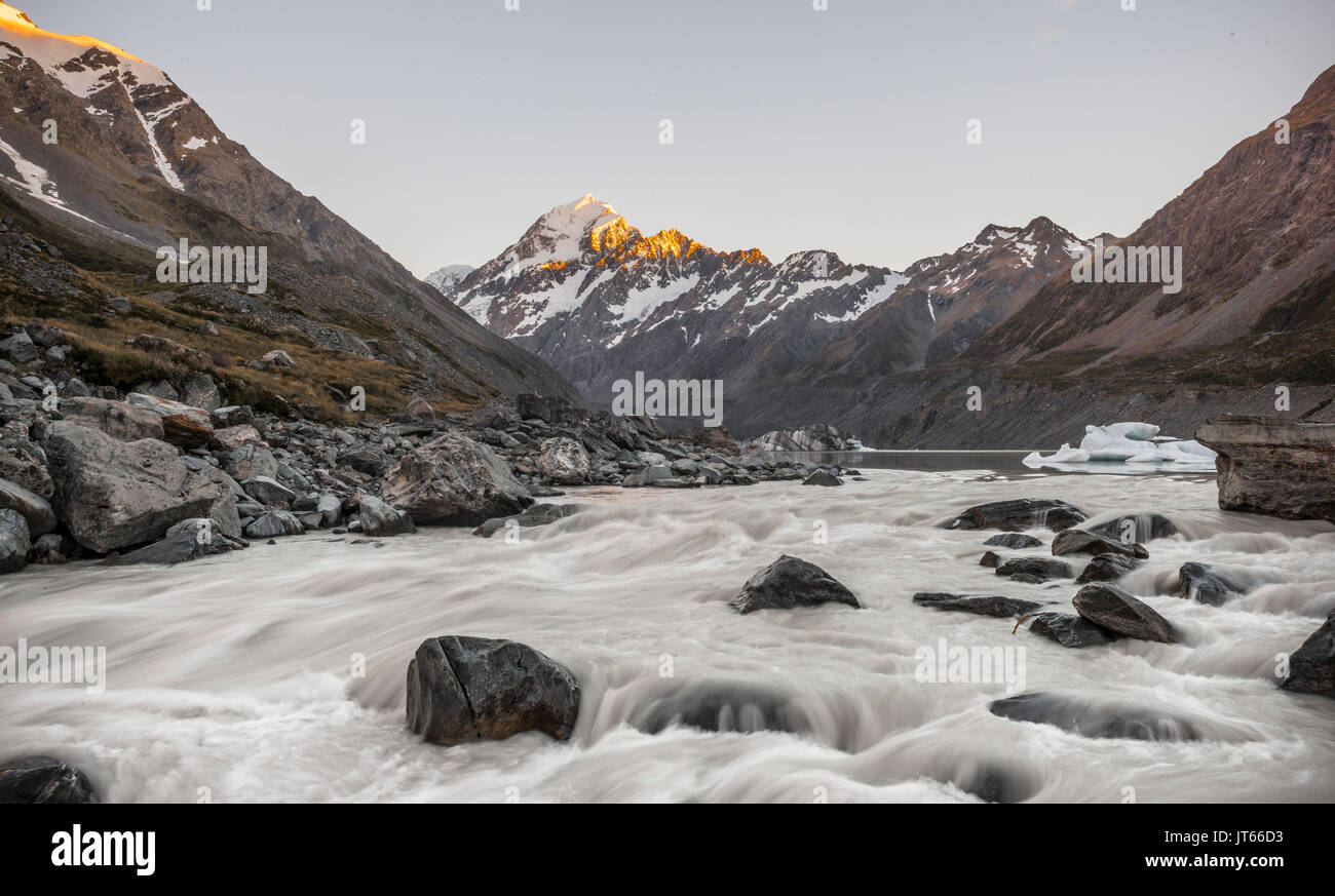 Sunrise, Hooker Fluss, Mount Cook beleuchtet durch die Morgensonne, Mount Cook Nationalpark, Südliche Alpen, Hooker Valley, Canterbury Stockfoto