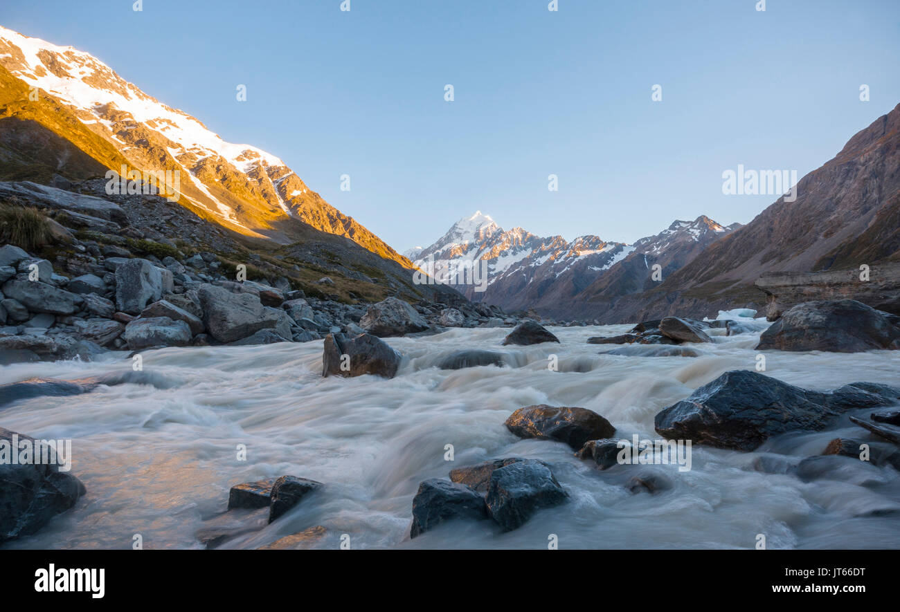 Sunrise, Hooker Fluss, Mount Cook beleuchtet durch die Morgensonne, Mount Cook Nationalpark, Südliche Alpen, Hooker Valley, Canterbury Stockfoto