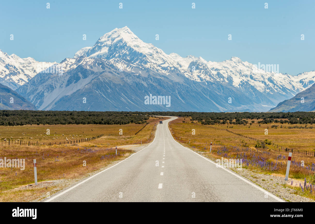 Straße mit Blick auf den Mount Cook, Snowy Mountains, Mount Cook National Park der südlichen Alpen, Canterbury, Südinsel, Neuseeland Stockfoto