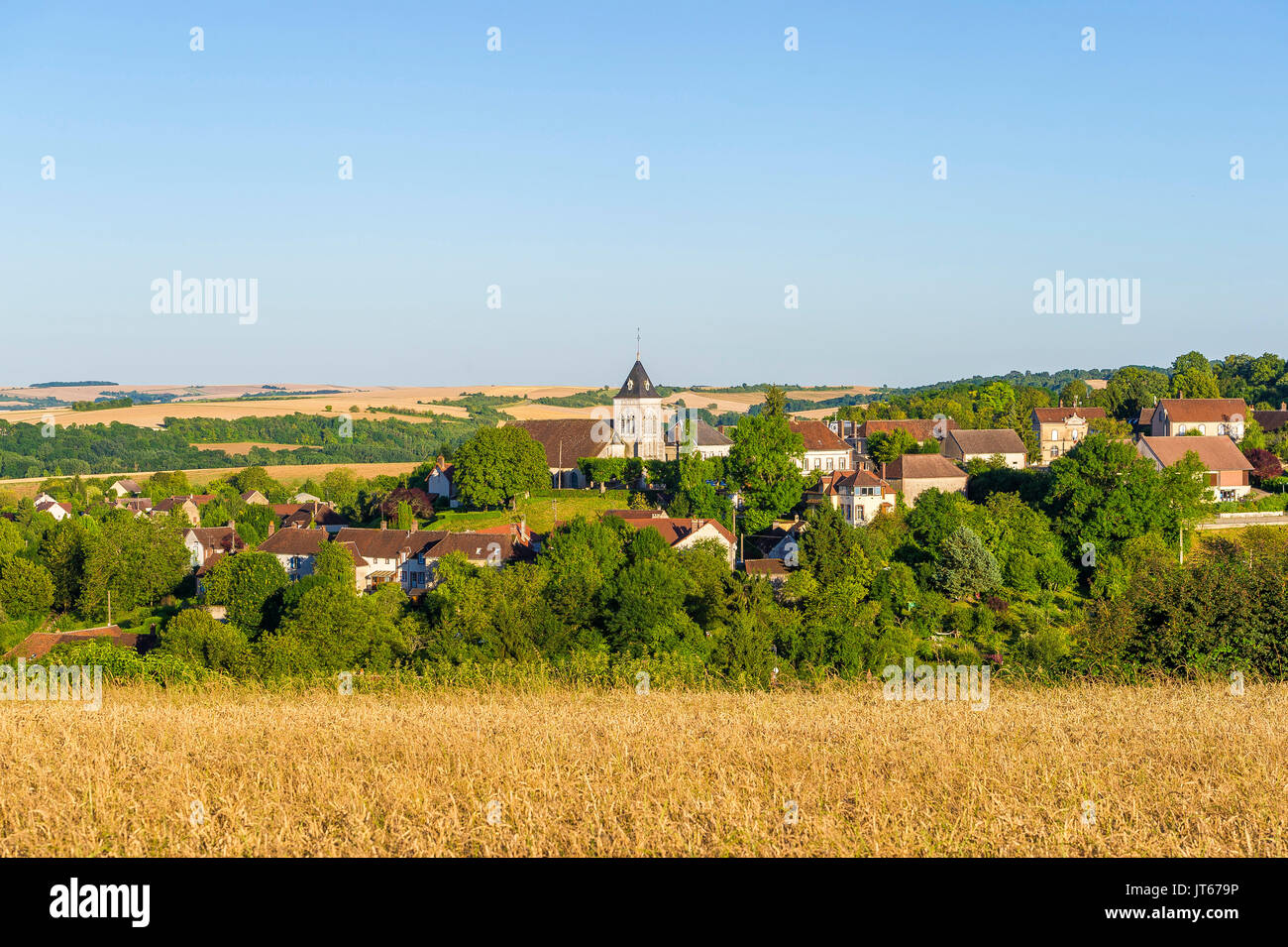 Dorf Saint-Aubin-Chateau-Neuf (Frankreich) Stockfoto