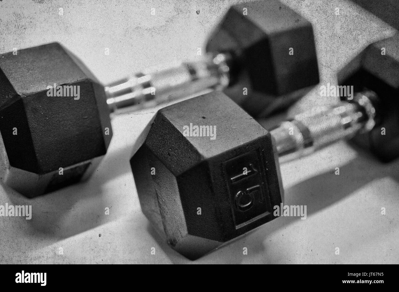 Schwarz Hantel Gewichte auf Gym, während des Trainings. Toll für Fitness und Bewegung Grafik oder Hintergrund. Athletische grunge style Bild. Stockfoto