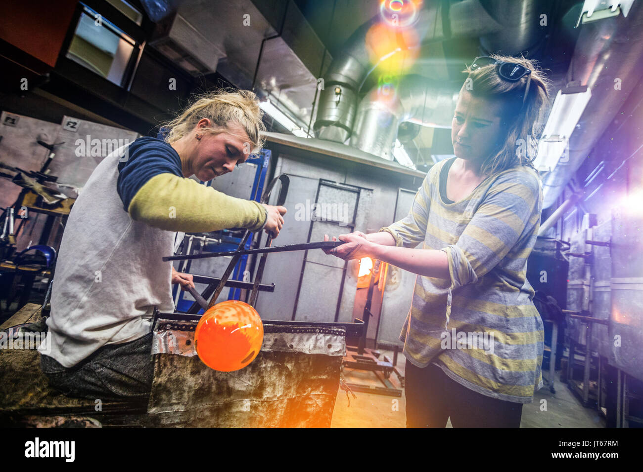 Zwei Blasen Glas Künstler Finishing ein schönes Stück. Stockfoto