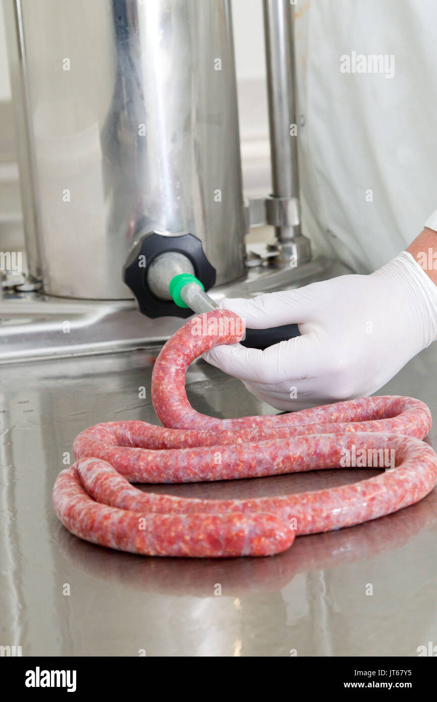 Bauernhof Verarbeitung: Vorbereitung von merguez Würstchen in einer Farm Stockfoto