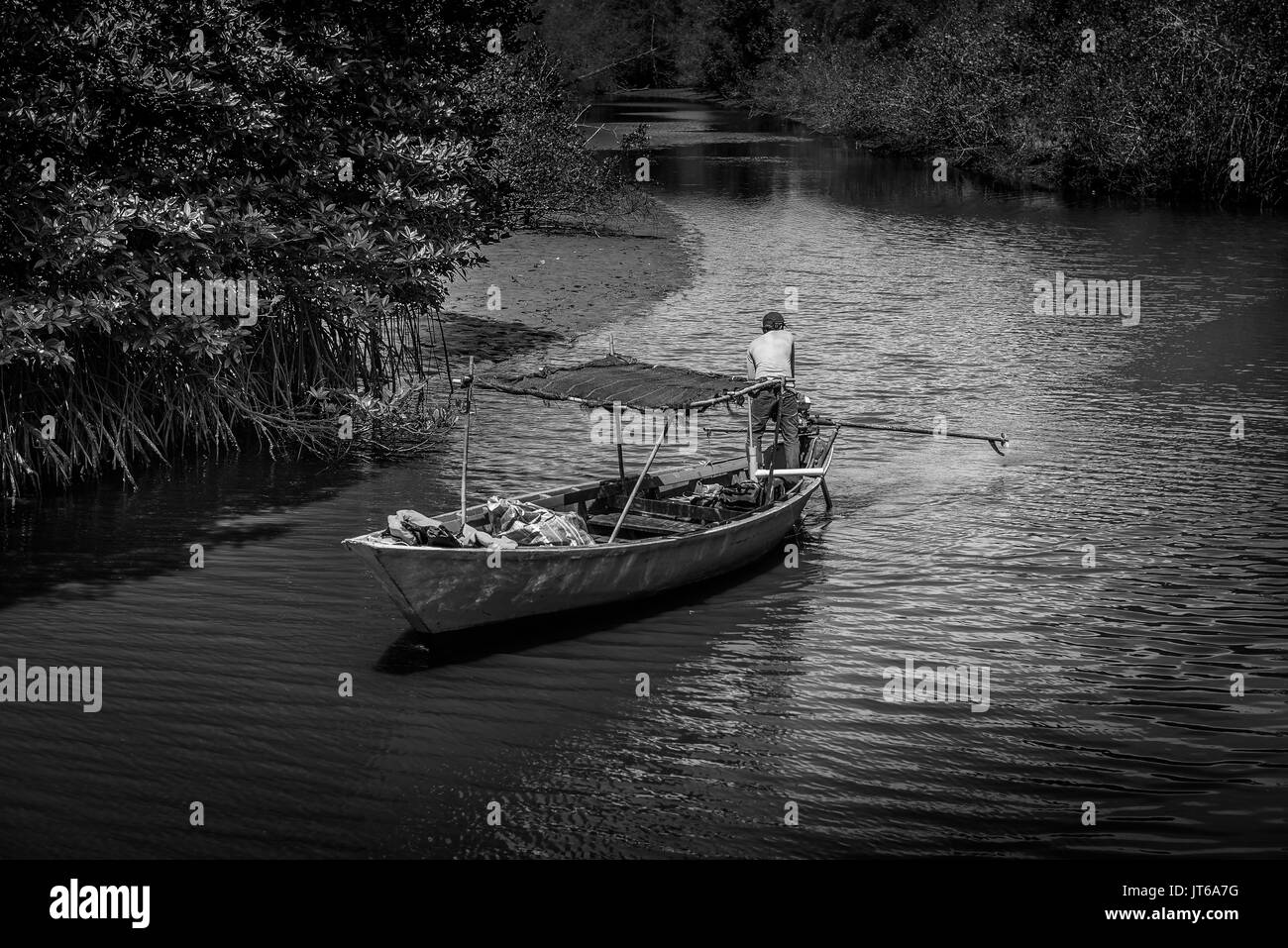 Fisher auf dem Boot mit schwarzen und weißen Hintergrund. Stockfoto