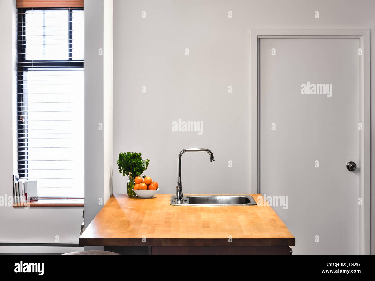 Flache graue Wand flache Perspektive und eine Küche Insel. Stockfoto