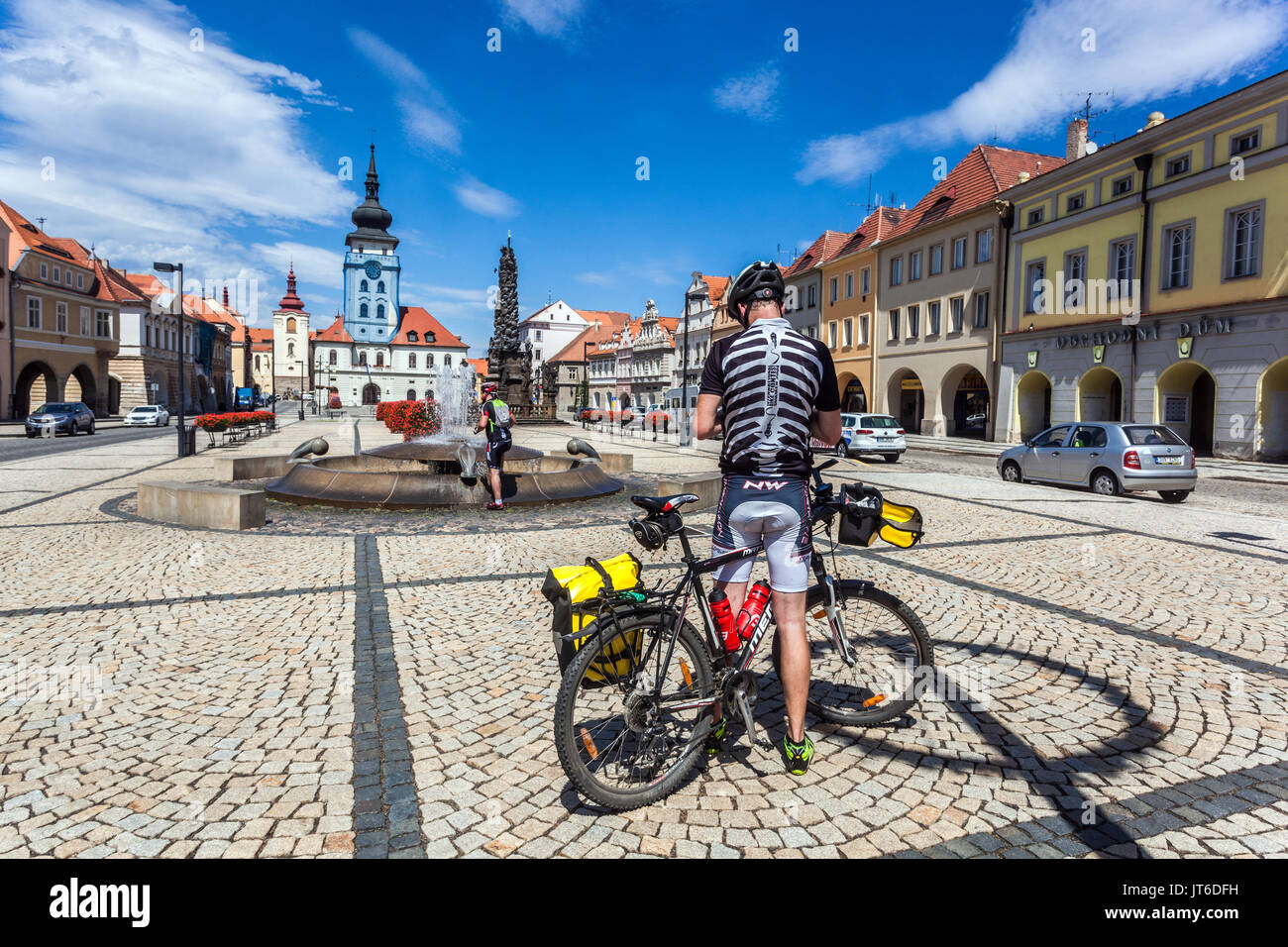 Zatec, Tschechische Republik, Hauptplatz, Rathaus und Biker Stockfoto