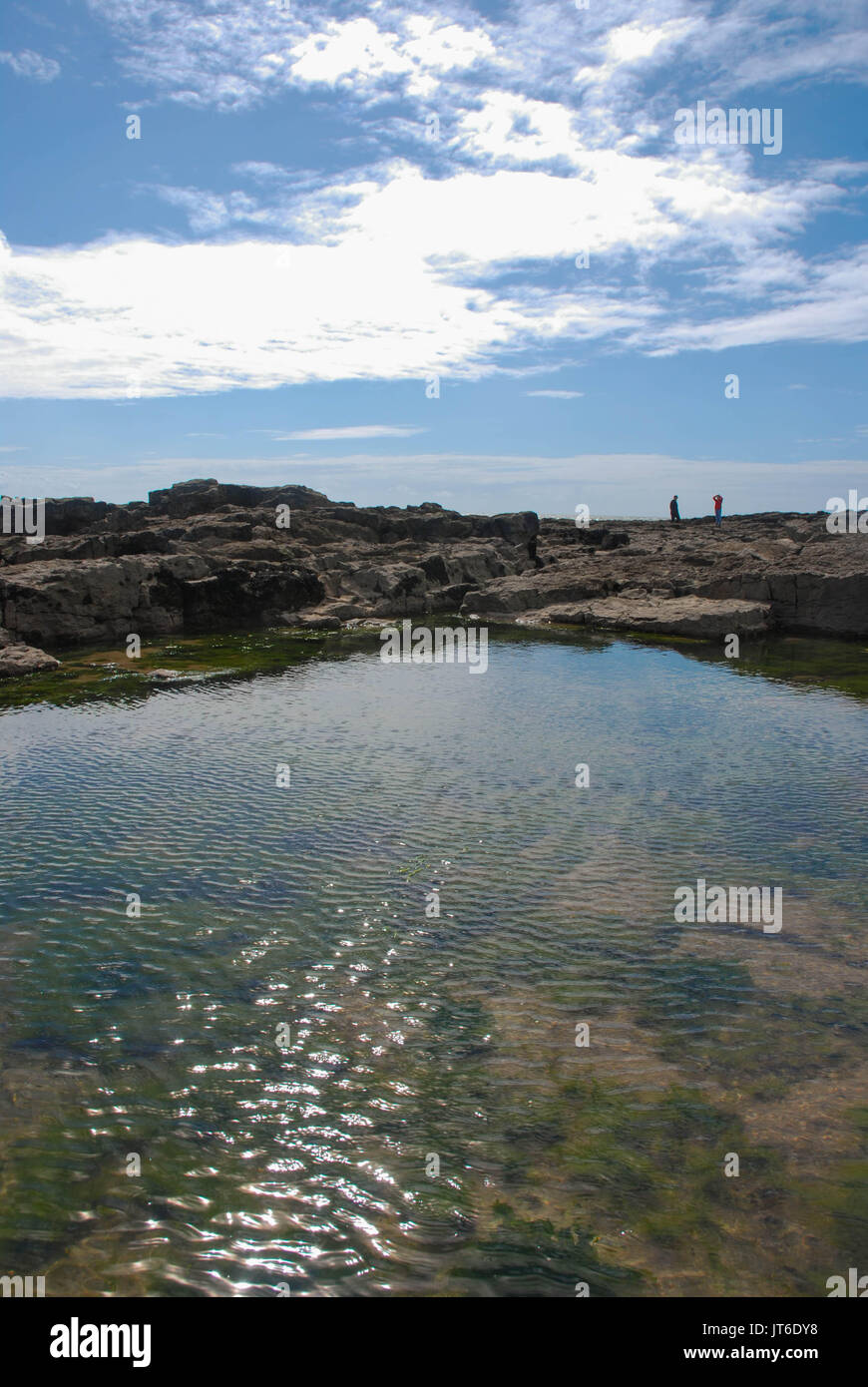 Ein Rocky Pool an der Küste bei Ebbe Stockfoto
