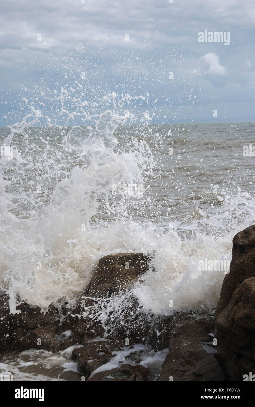 Wellen brechen über die Felsen, die Tide dreht sich in zu kommen Stockfoto