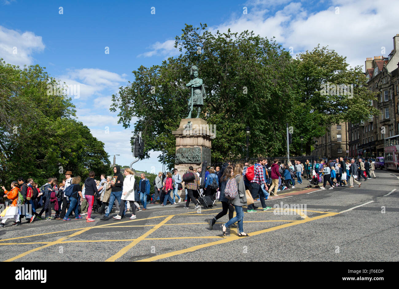 Eine große Masse von Menschen Überqueren einer Kreuzung von der Market Street und dem Damm während des Edinburgh Festival Fringe 2017. Stockfoto
