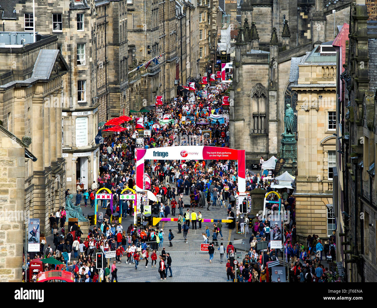 Besucher genießen die Straße Theater auf der Royal Mile, das Edinburgh International Festival Fringe. Stockfoto