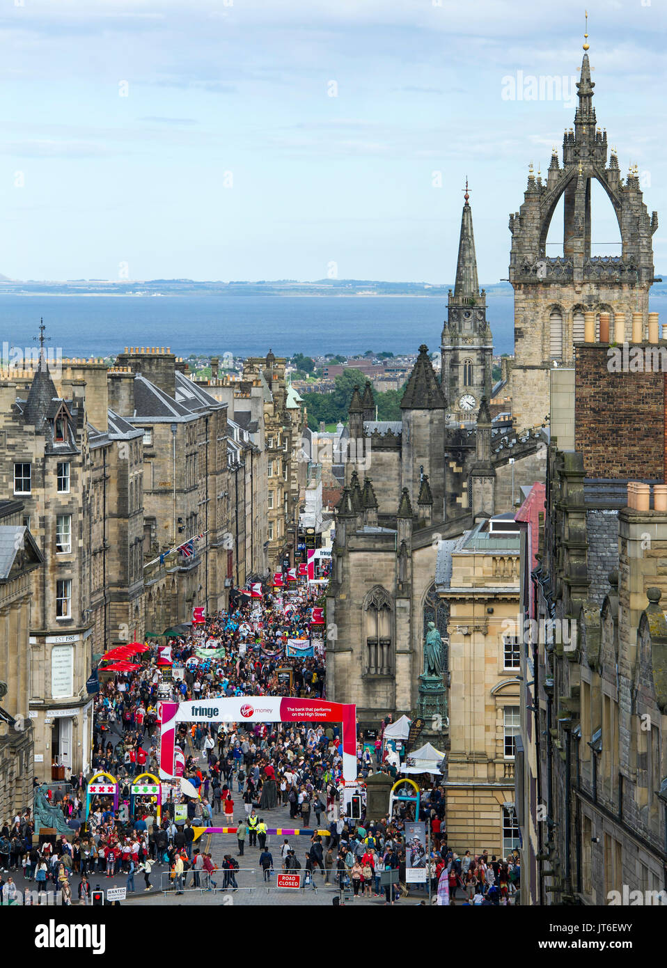 Besucher genießen die Straße Theater auf der Royal Mile, das Edinburgh International Festival Fringe. Stockfoto