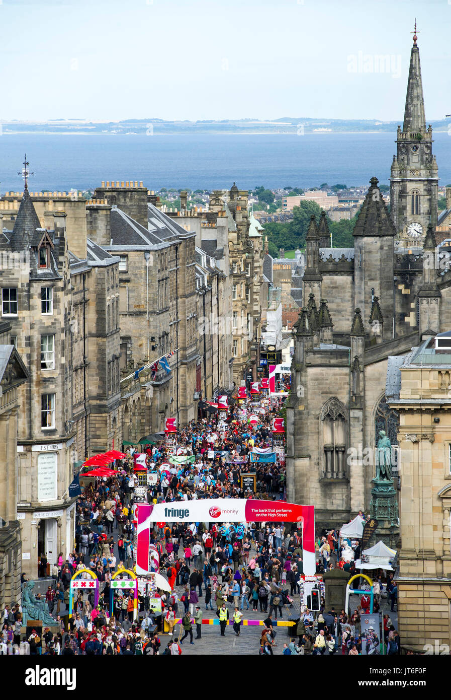 Besucher genießen die Straße Theater auf der Royal Mile, das Edinburgh International Festival Fringe. Stockfoto