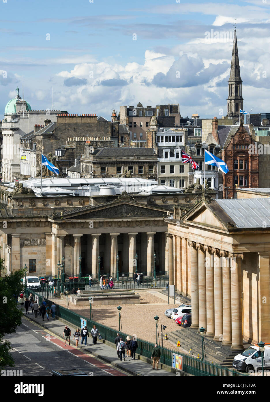 Ein Blick auf die Scottish National Gallery und die Royal Scottish Academy auf dem Damm, Edinburgh. Stockfoto