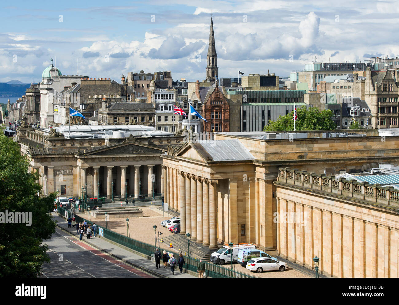 Ein Blick auf die Scottish National Gallery und die Royal Scottish Academy auf dem Damm, Edinburgh. Stockfoto