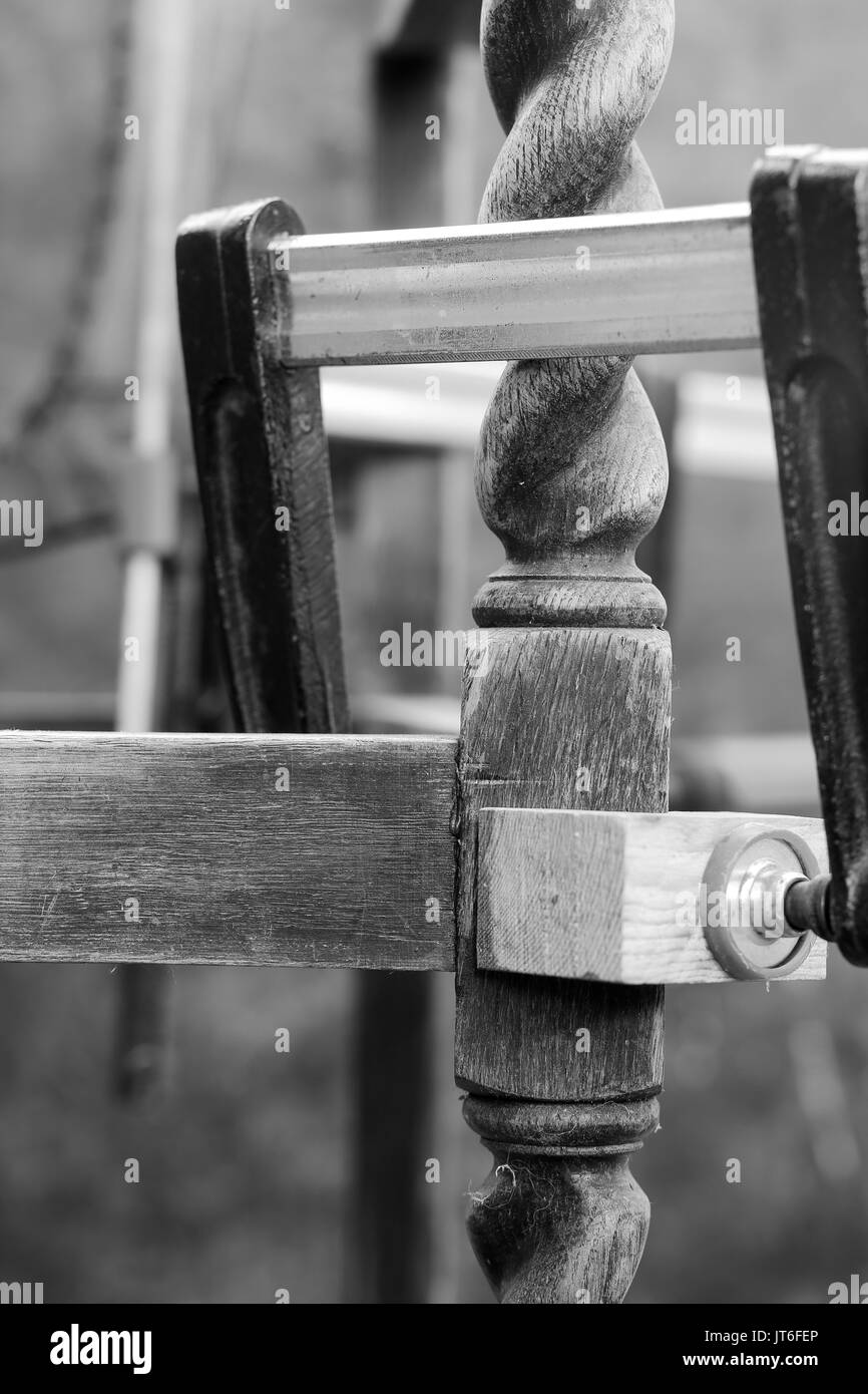 Kaputte Alte verstaubte alte verwitterte Eiche Stuhl Stabilität Reparatur mit Holzleim und Klemmen Stockfoto