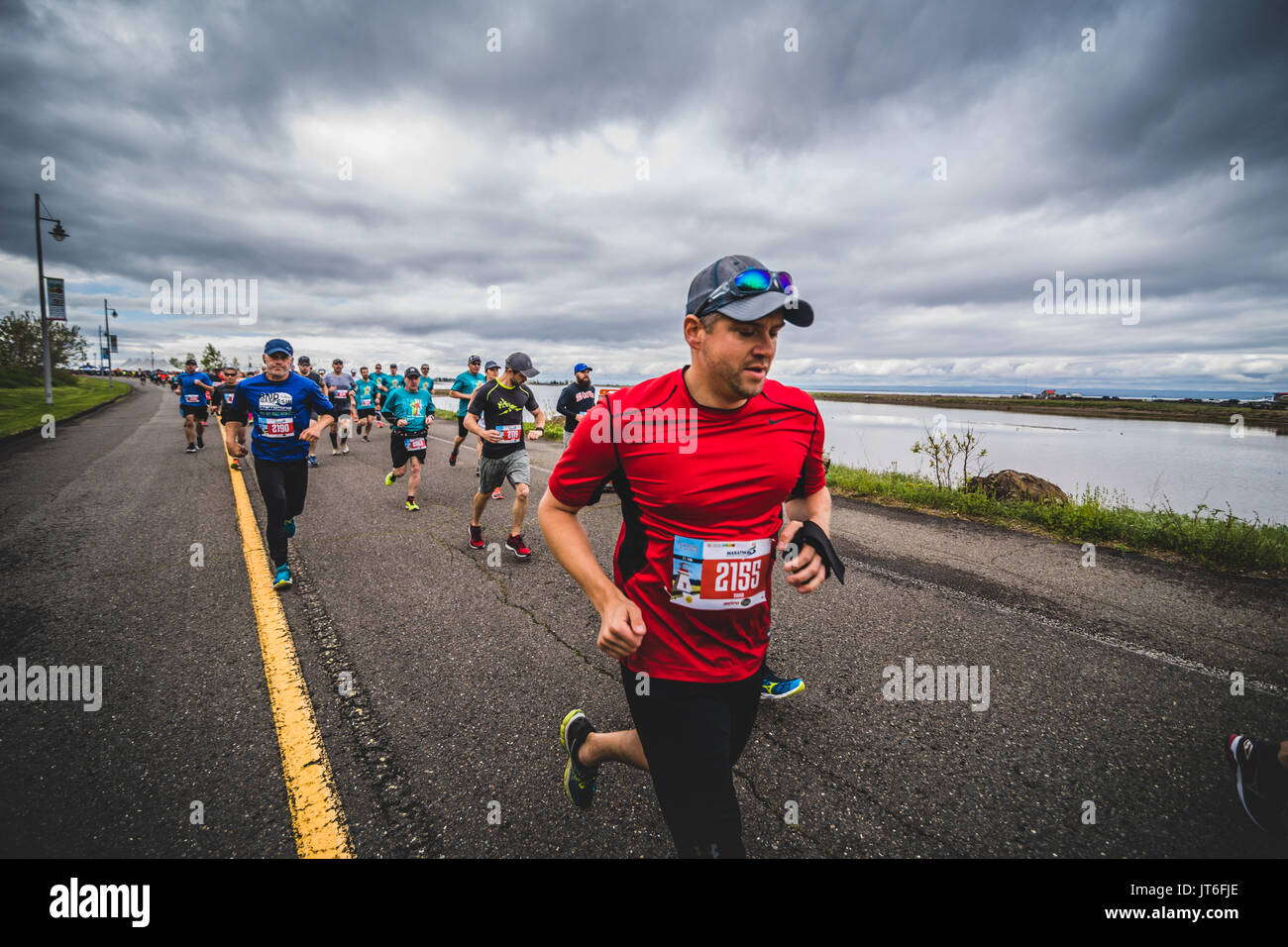 CARLETON, Kanada - 4. Juni 2017. In der fünften Marathon von Carleton in Québec, Kanada. Gruppe der Läufer kurz nach dem Start. Stockfoto