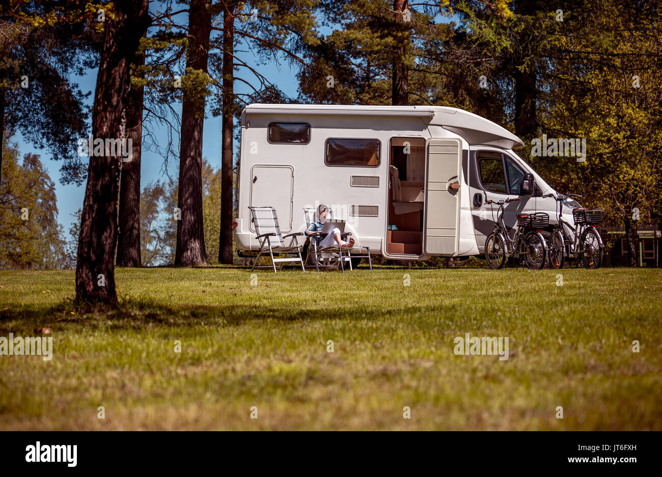 Frau auf dem Laptop in der Nähe des Camping. Caravan Auto Urlaub. Familie Urlaub Reisen, Urlaub im Reisemobil. Wi-fi-Anschluss Informationen c Stockfoto Frau auf dem Laptop in der Nähe des Camping. Caravan Auto Urlaub. Familie Urlaub Reisen, Urlaub im Reisemobil. Wi-fi-Anschluss Informationen c Stockfoto