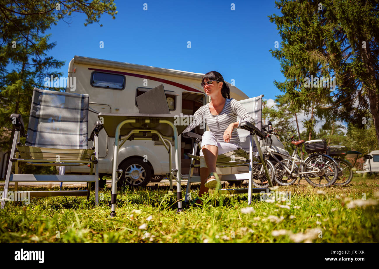 Frau auf dem Laptop in der Nähe des Camping. Caravan Auto Urlaub. Familie Urlaub Reisen, Urlaub im Reisemobil. Wi-fi-Anschluss Informationen c Stockfoto Frau auf dem Laptop in der Nähe des Camping. Caravan Auto Urlaub. Familie Urlaub Reisen, Urlaub im Reisemobil. Wi-fi-Anschluss Informationen c Stockfoto
