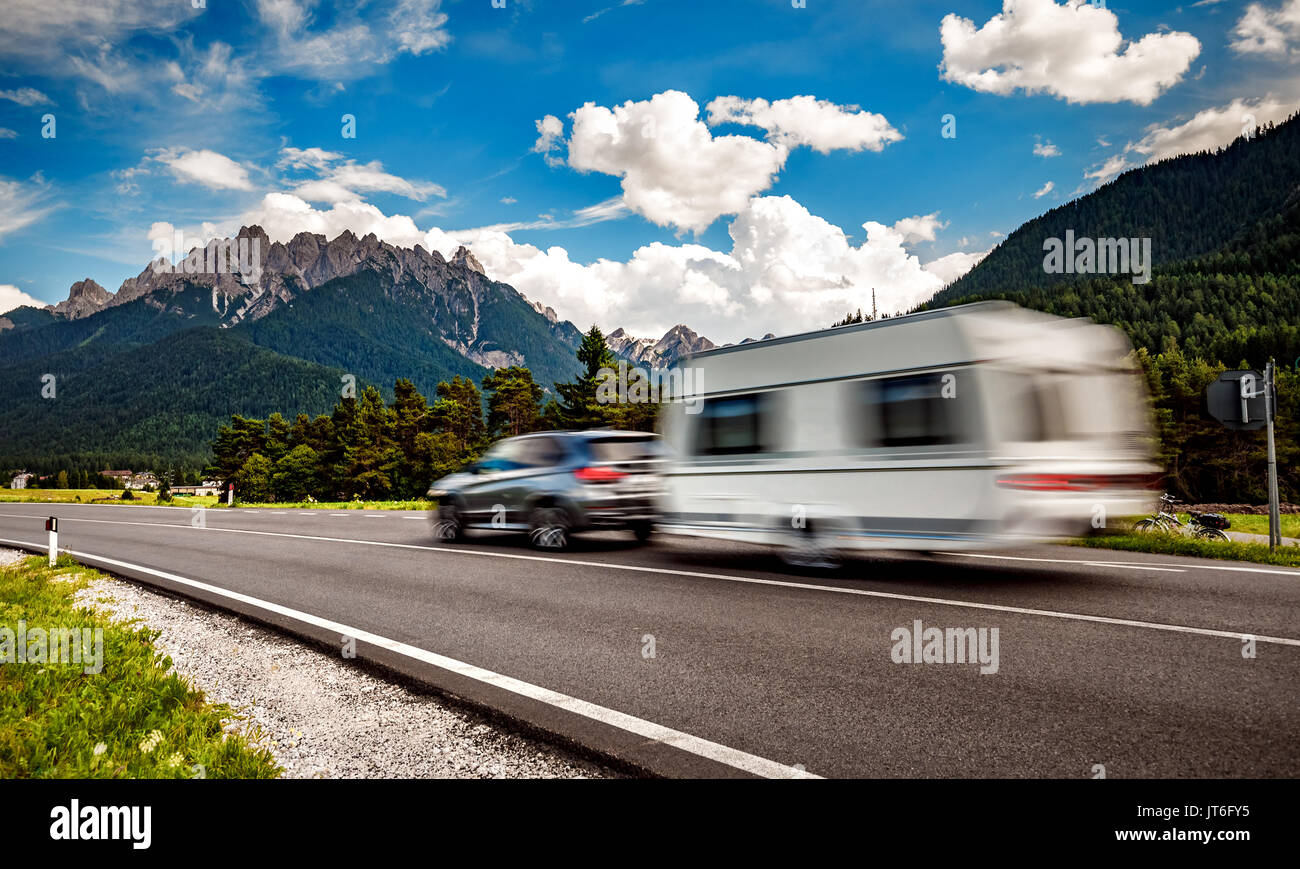 Familie Urlaub Reisen, Urlaub im Reisemobil, Caravan Auto Urlaub. Schöne Natur Italien Natur Alpen. Stockfoto