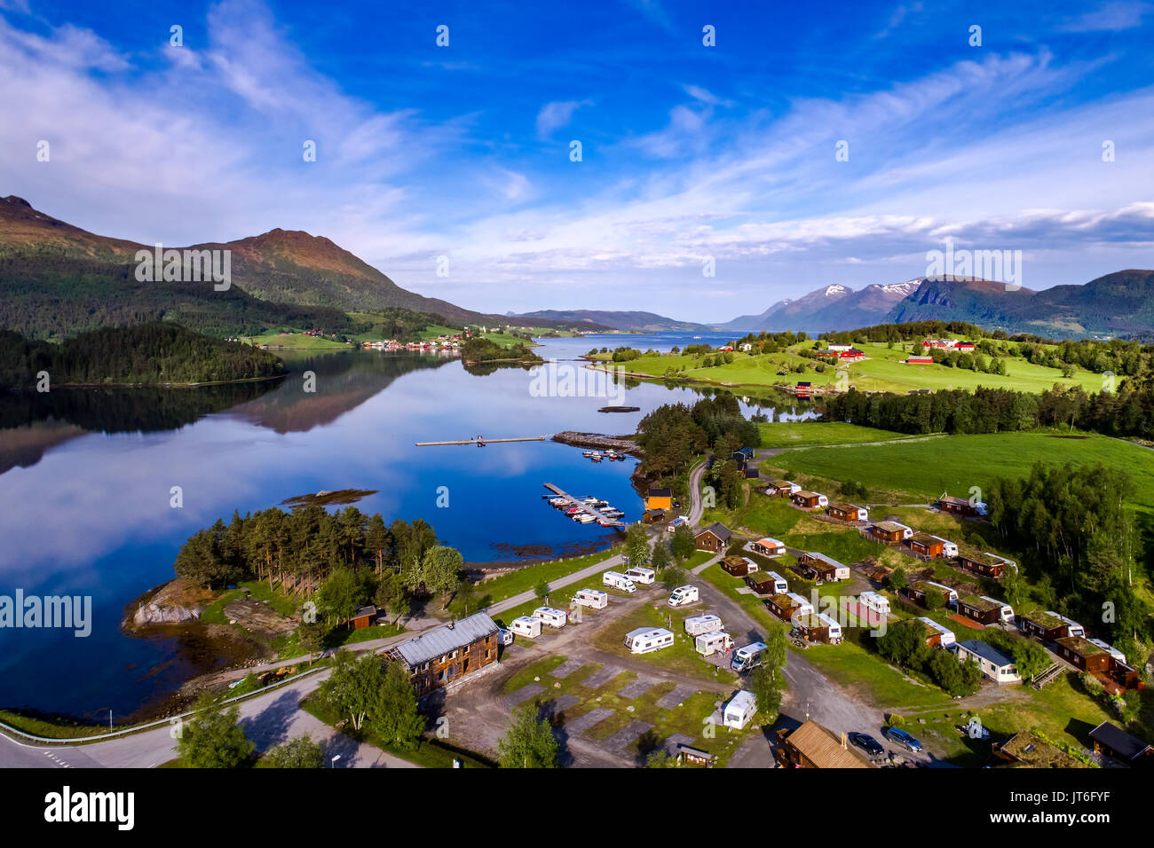 Schöne Natur Norwegen natürliche Landschaft. Luftaufnahme des Campingplatzes zu entspannen. Familie Urlaub Reisen, Urlaub im Reisemobil. Stockfoto