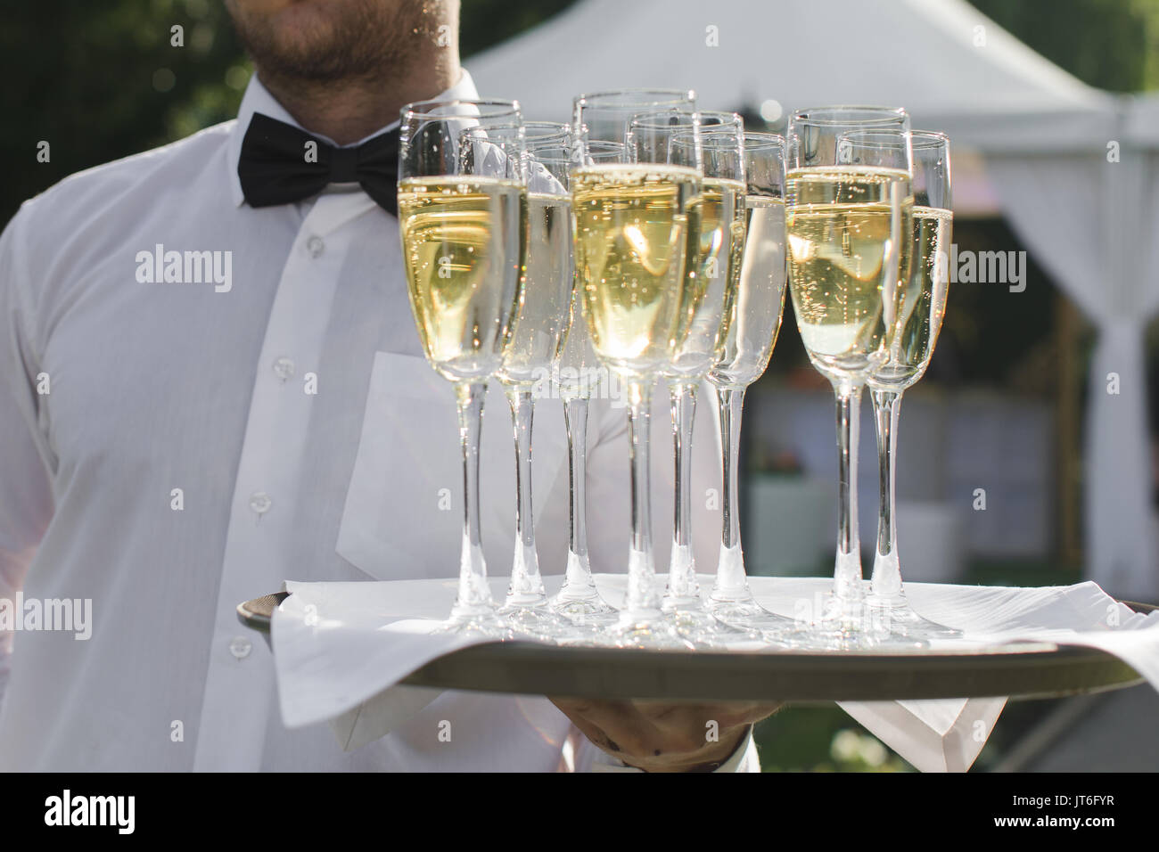 Kellner Champagner auf einem Tablett serviert Stockfoto