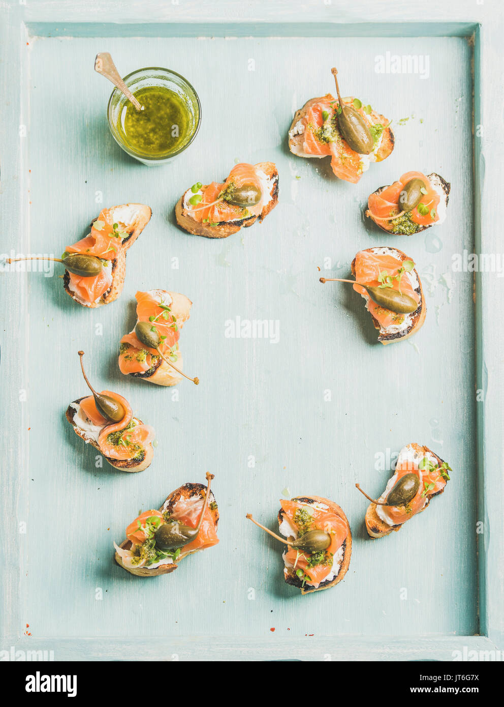 Crostini mit geräucherter Lachs, Pesto, Brunnenkresse und Kapern auf ...