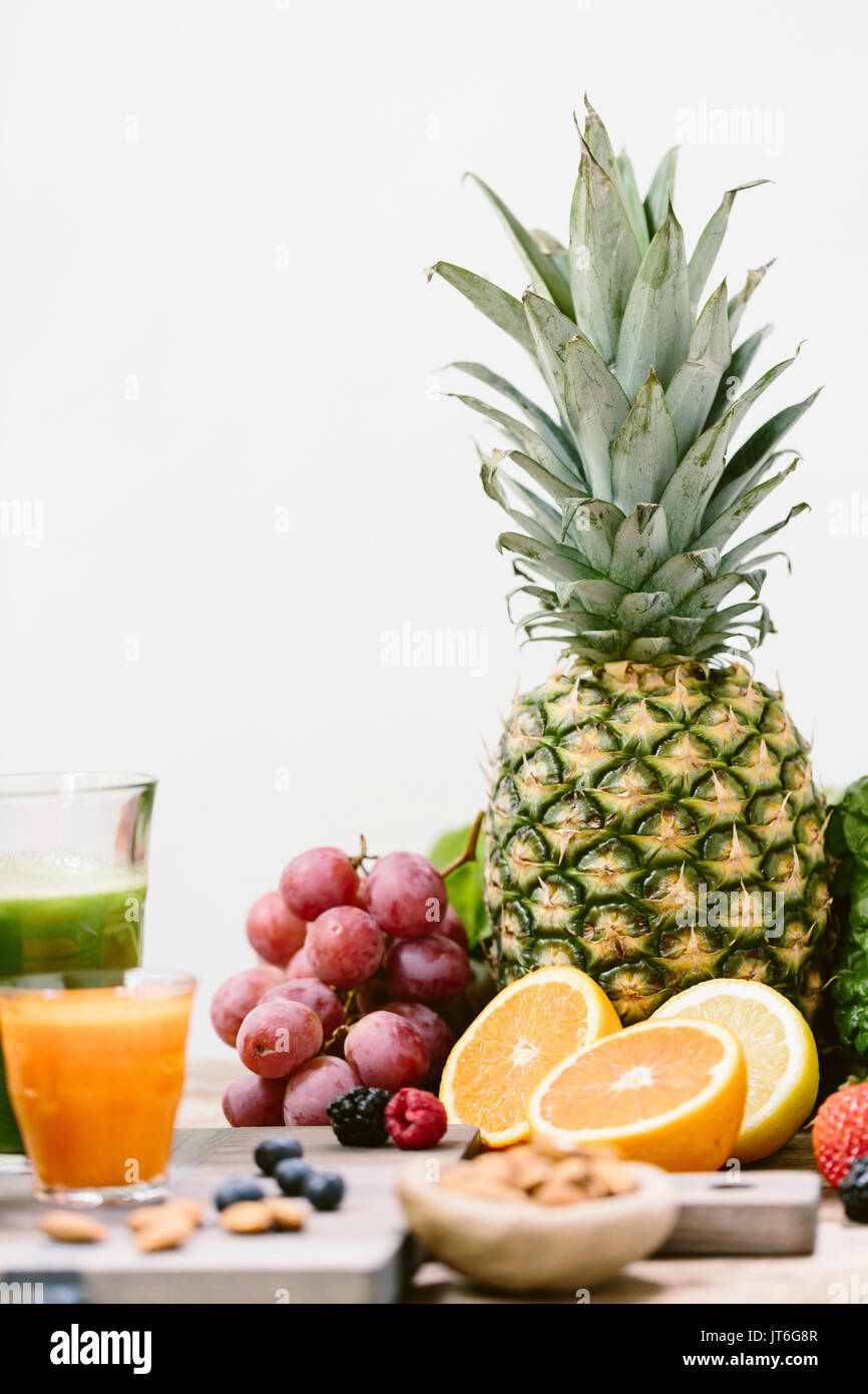 Frische Früchte und Smoothies Stockfoto