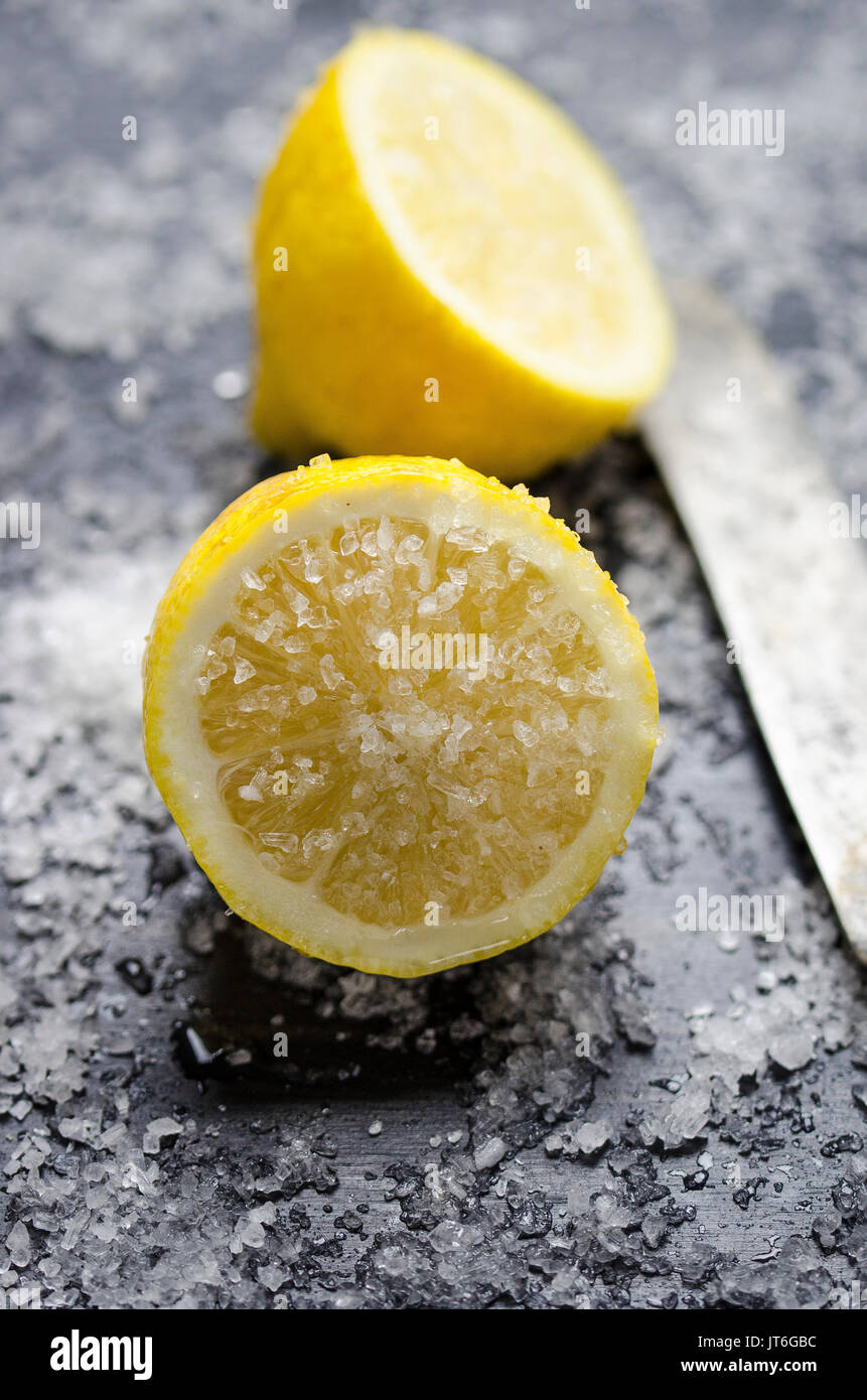 Messer mit zitronen -Fotos und -Bildmaterial in hoher Auflösung – Alamy