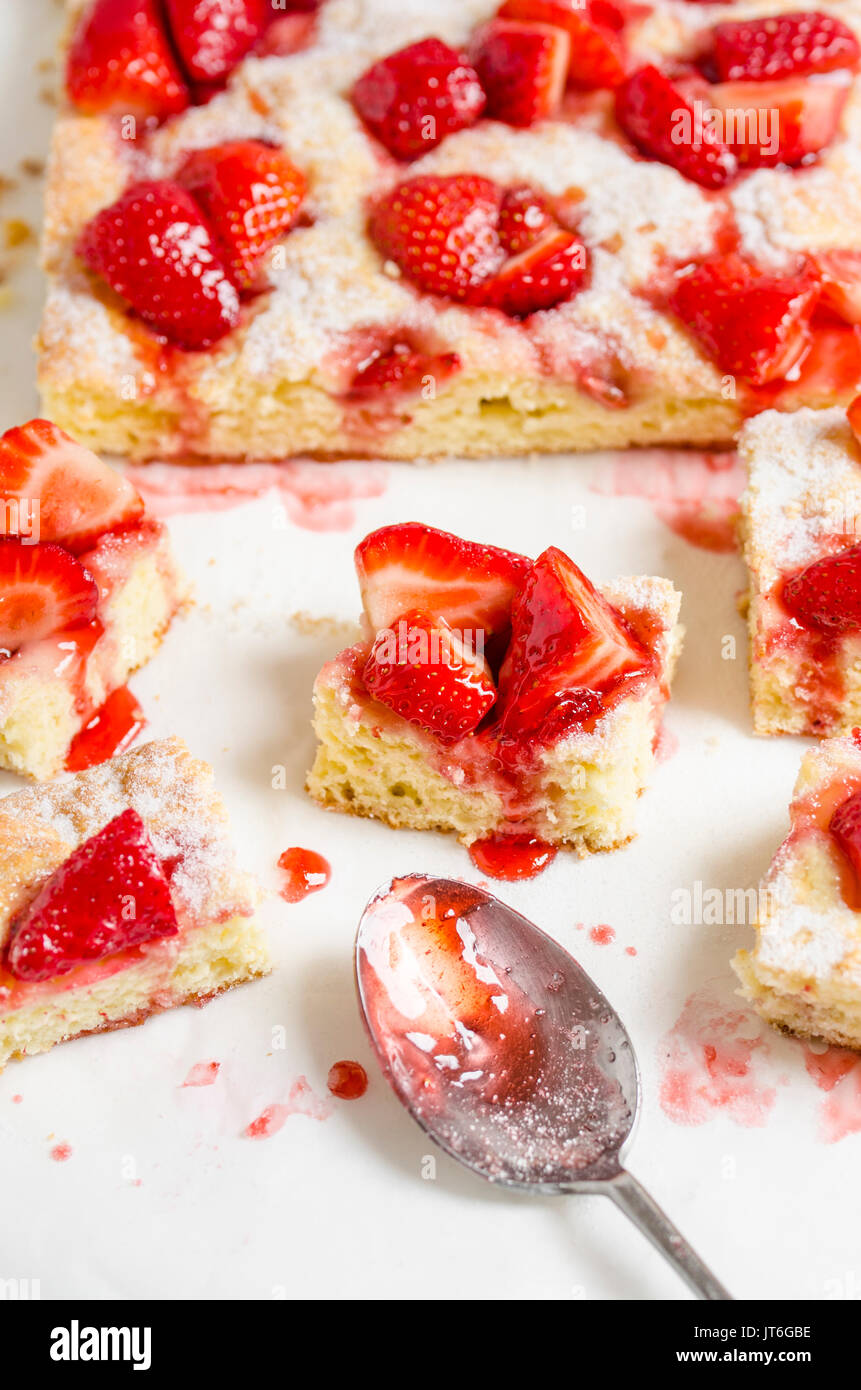 Erdbeerkuchen mit Löffel Stockfoto