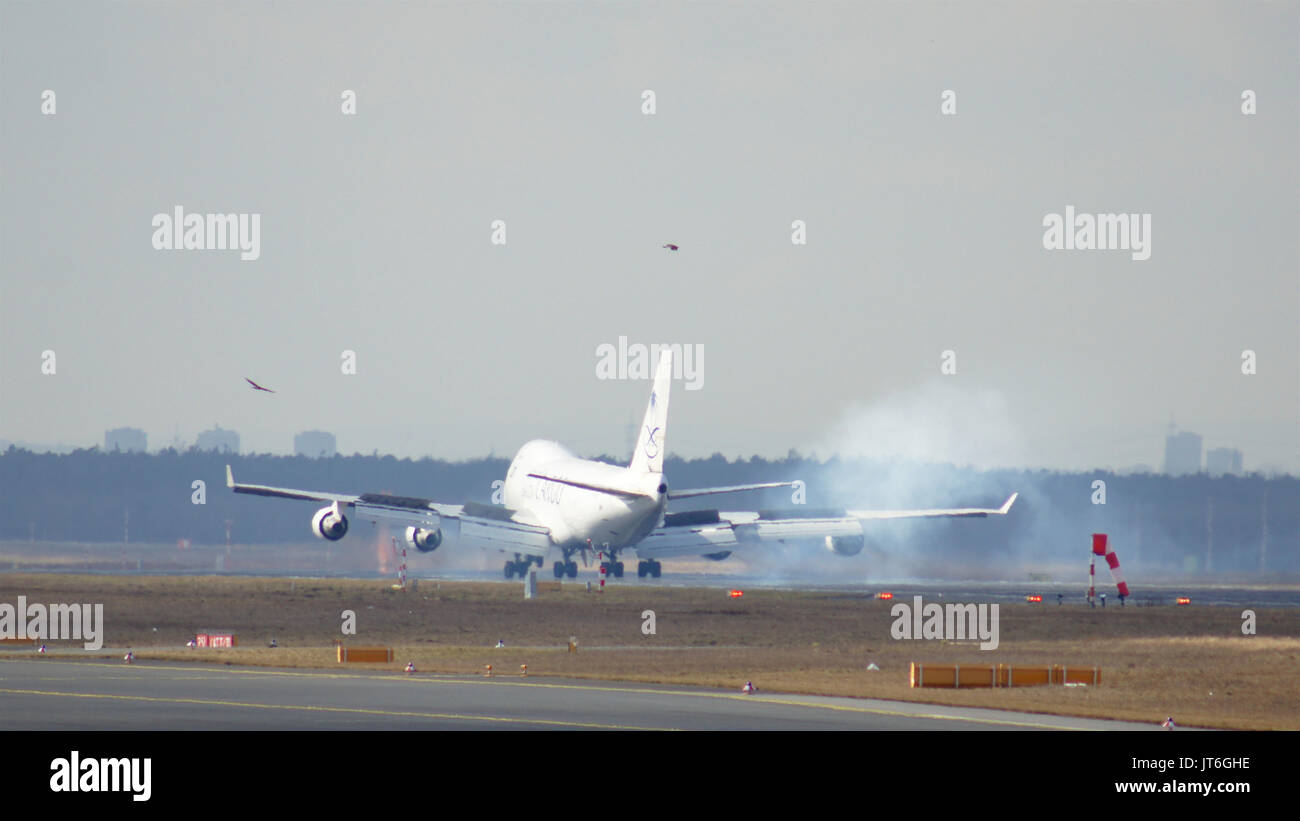 FRANKFURT, Deutschland - Feb 28th, 2015: Flugzeug von SAUDIA AIR CARGO Frachter nähert sich Start- und Landebahn am Flughafen Frankfurt International FRA mit bewölktem Himmel im Hintergrund Stockfoto