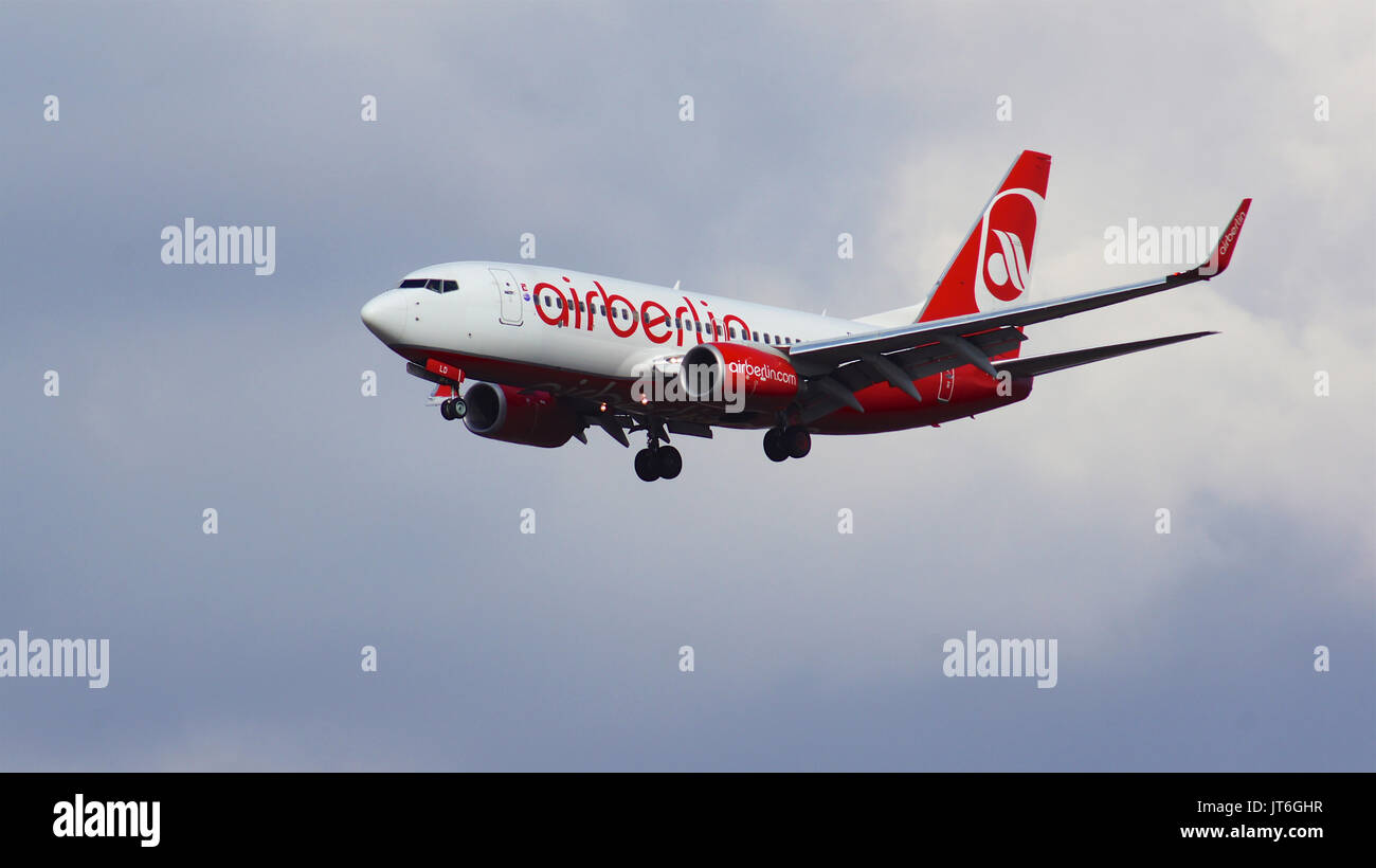 FRANKFURT, Deutschland - Feb 28th, 2015: Boeing 737 Next Gen-MSN 36117-D-ABLD von Air Berlin nähert sich Start- und Landebahn am Flughafen Frankfurt International FRA mit bewölktem Himmel im Hintergrund Stockfoto