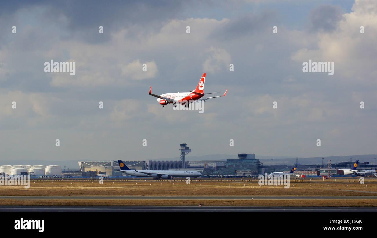FRANKFURT, Deutschland - Feb 28th, 2015: Boeing 737 Next Gen-MSN 36117-D-ABLD von Air Berlin nähert sich Start- und Landebahn am Flughafen Frankfurt International FRA mit bewölktem Himmel im Hintergrund Stockfoto