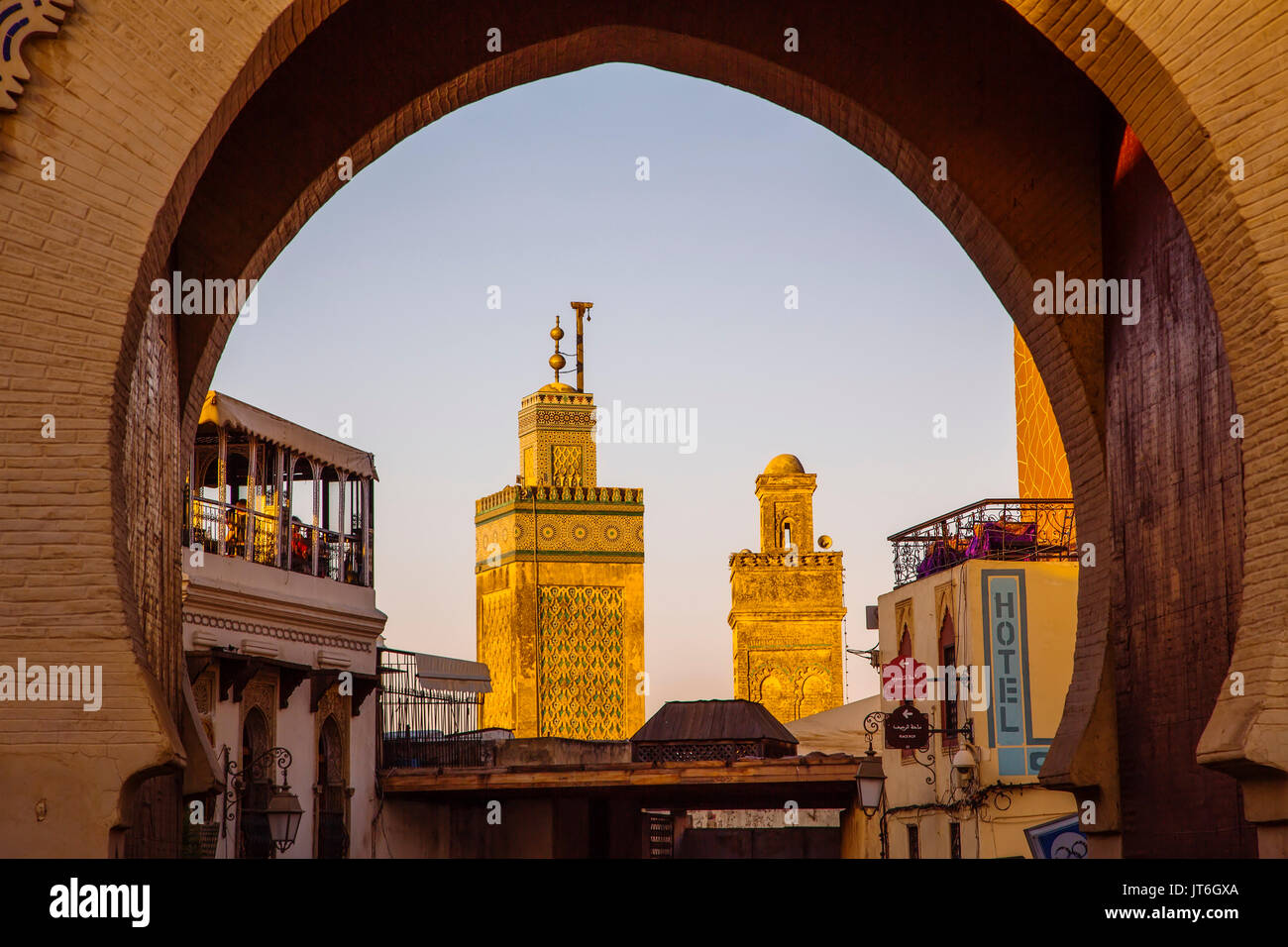 Das Leben auf der Straße. Die Medersa Bou Inania Minarett, Bab Bou Jeloud Tor, Haupteingang Souk Medina von Fes, Fes el Bali. Marokko, Maghreb North Afric Stockfoto