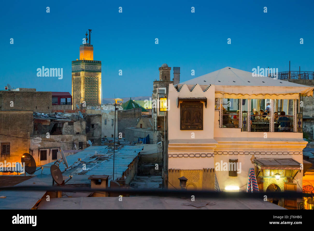 Die Medersa Bou Inania Minarett in der Dämmerung, Souk Medina von Fes, Fes el Bali. Marokko, Maghreb Nordafrika Stockfoto