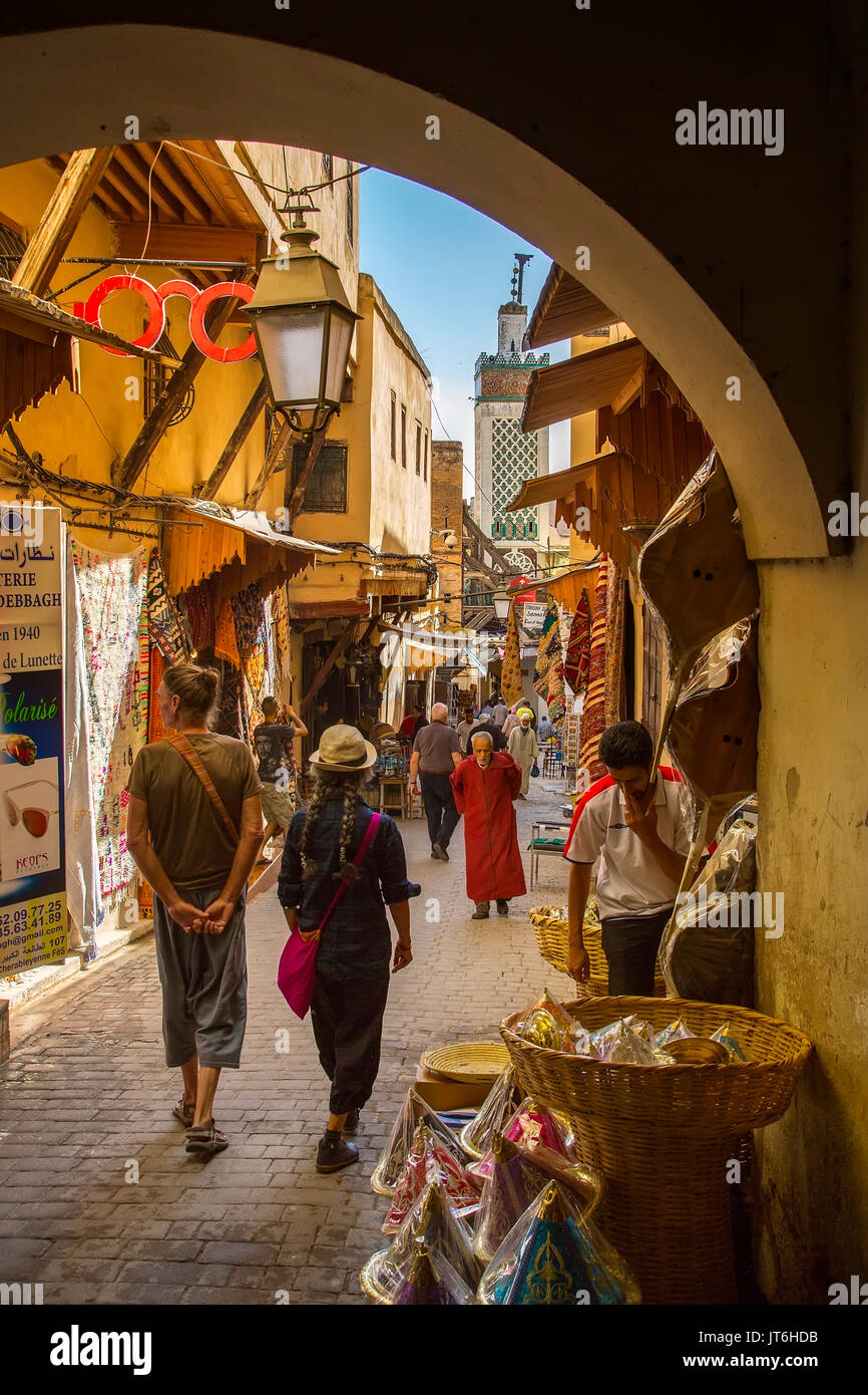 Die Medersa Bou Inania Minarett. Das Leben auf der Straße. Souk Medina von Fes, Fes el Bali. Marokko, Maghreb Nordafrika Stockfoto