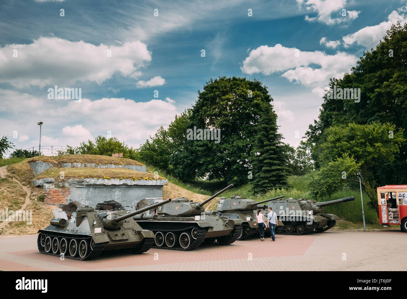 Brest, Belarus. Alte Tanks In Gedenkstätte Brest Held Festung im sonnigen Sommertag. Stockfoto