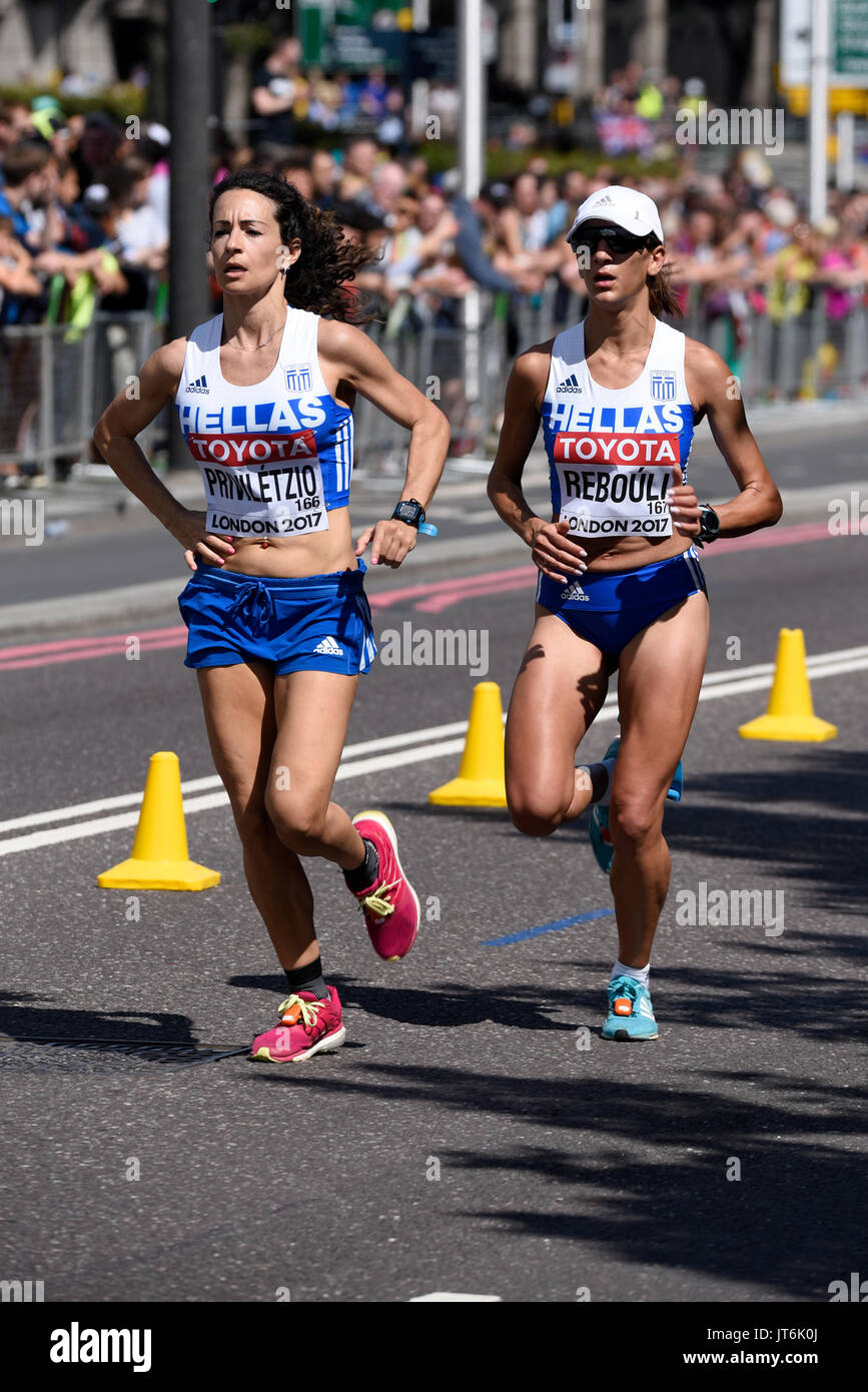 Gloria Priviletzio und Ourania Rebouli aus Griechenland lieferten beim Marathon-Rennen der IAAF-Weltmeisterschaften 2017 in London, Großbritannien Stockfoto