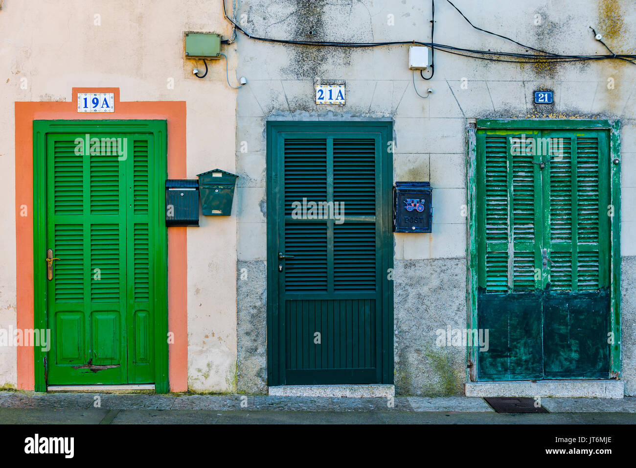 Vordere Türen in der Altstadt von Alcúdia, Mallorca, Balearen, Spanien Stockfoto