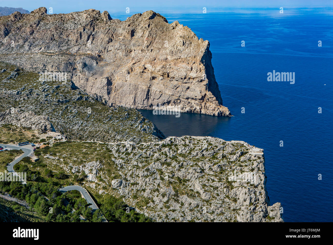 Aussichtspunkt Mirador del Mal Pas, auch genannt Mirador d'Es Colomer (vorne) und Alta d'en Vaquer (hinten) auf der Halbinsel Formentor, Mallorca, Balearen, Stockfoto