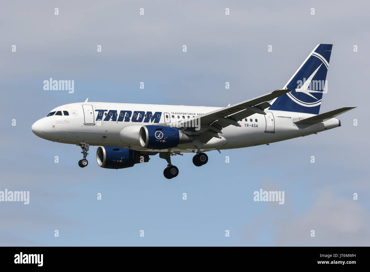 Eine Tarom Airbus A318 landet am Flughafen London Heathrow Stockfoto