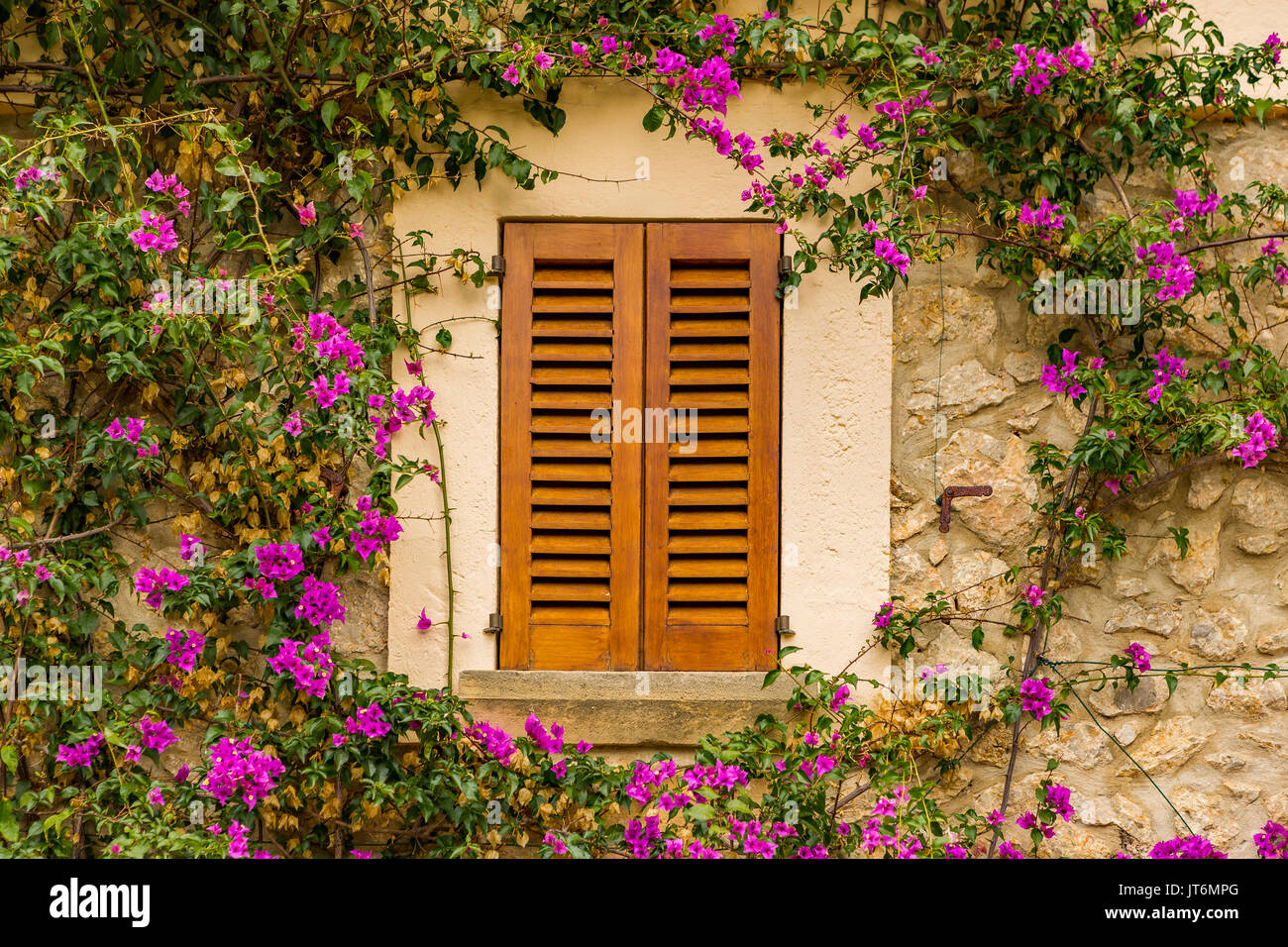 Geschlossene Fenster einer Balearischen Finca, Mallorca, Balearen, Spanien Stockfoto