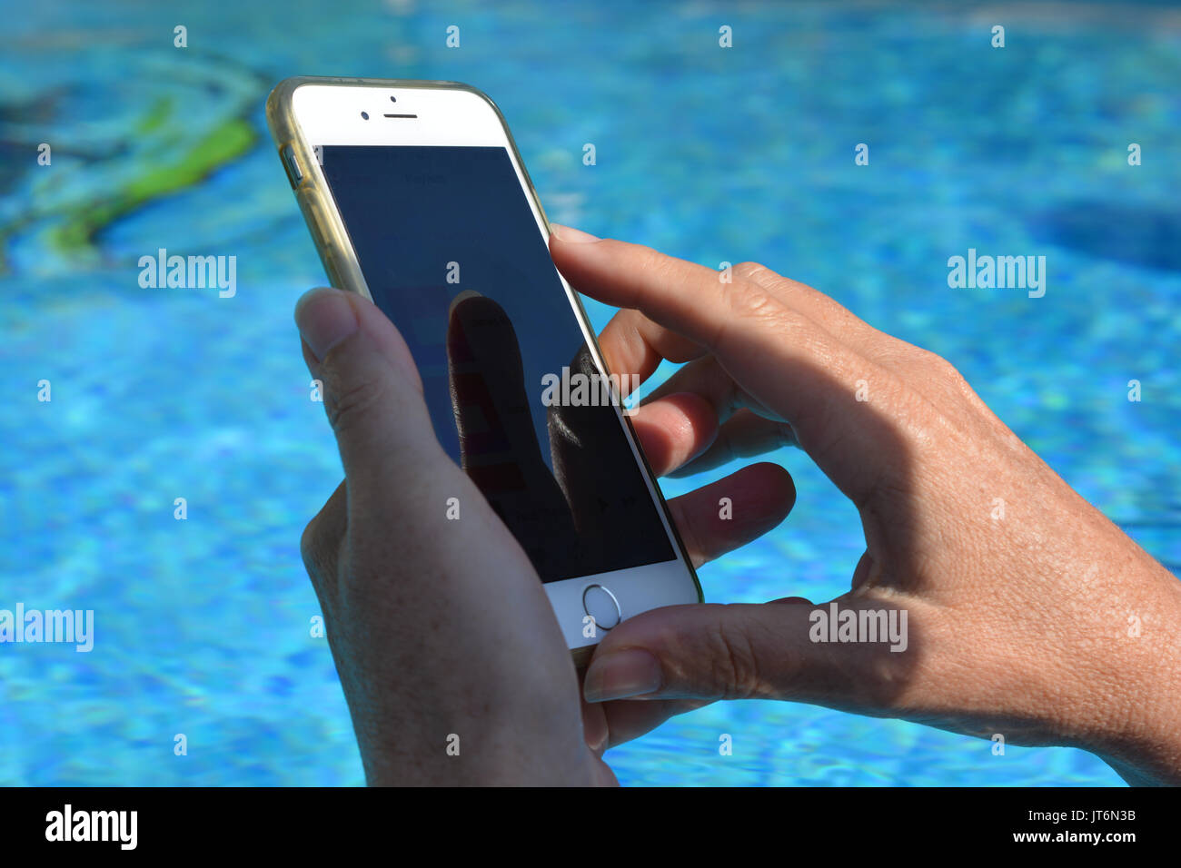 Die digitale Technologie. Mithilfe von Mobile Device auf Urlaub. Stockfoto