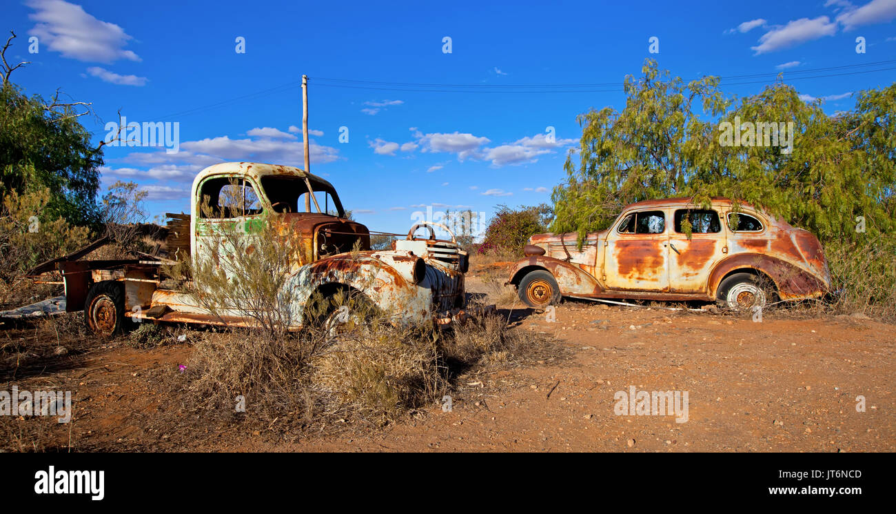 Rostige alte Autos links heraus im Wetter Broken Hill in New South Wales, Australien Stockfoto