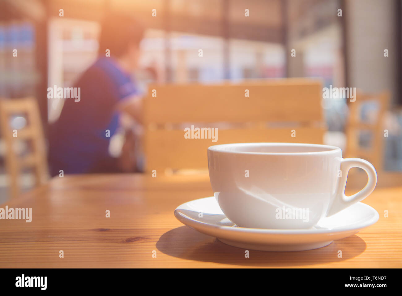 Morgens eine Tasse Tee oder Kaffee auf hölzernen Tisch in Coffee Shop Stockfoto