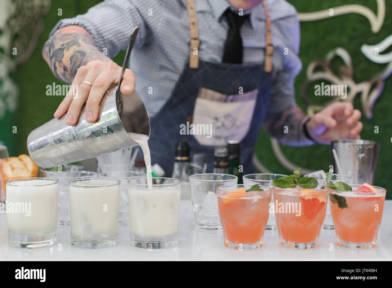 Barkeeper gießen Getränke bei Party Stockfoto