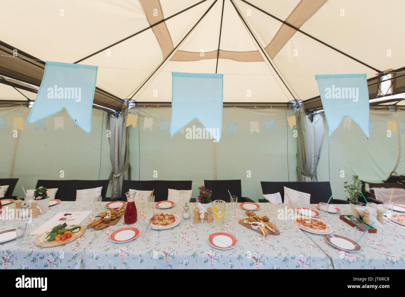 Zelt mit serviert Tabelle innerhalb Stockfoto