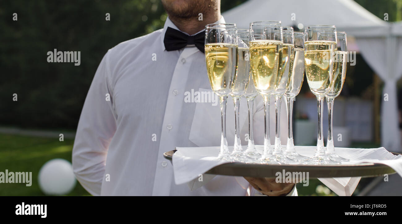 Kellner Champagner auf einem Tablett serviert Stockfoto